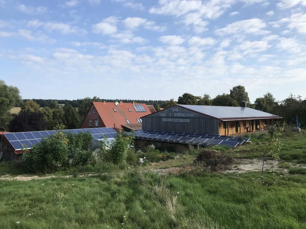 Ansicht der PV-Anlage auf dem Dach der Meck-Schweizer GmbH